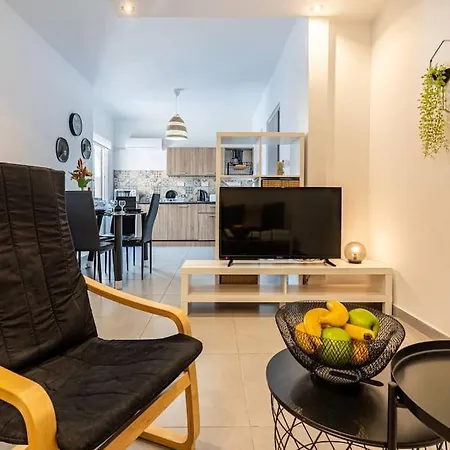Modern Central Daire *